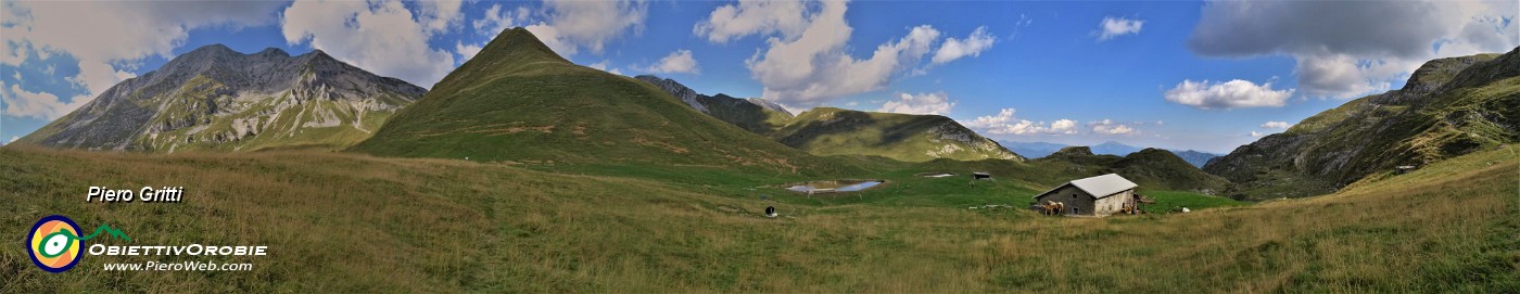 66 Vista panoramica sul pianoro pascolivo di Camplano con Arera e Zucco degli agnelli.jpg